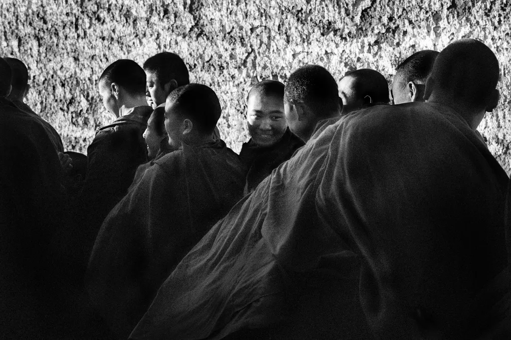 The Floating World photography series by Andras Ikladi — ukiyo-e and impermanence